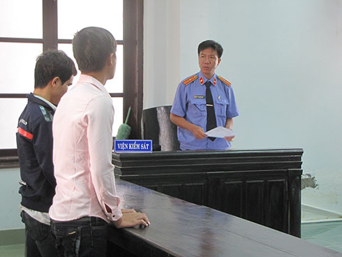 Kiểm sát viên công bố cáo trạng.