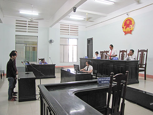 Hội đồng xét xử tuyên án.