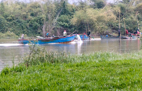 Tấp nập ghe hút cát trên sông Cái
