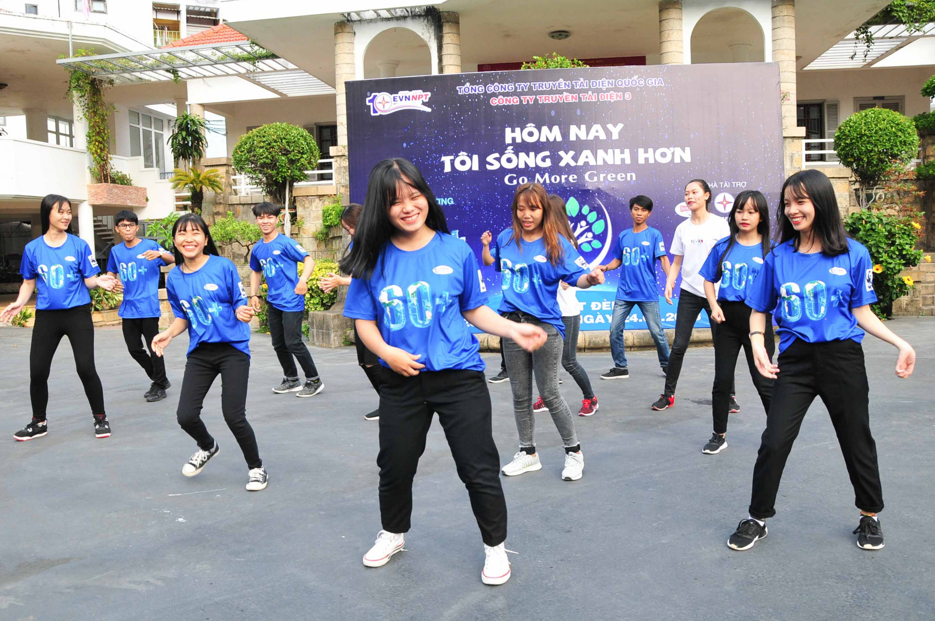 Các đoàn viên, thanh niên tham gia nhảy flashmob hưởng ứng Giờ Trái đất