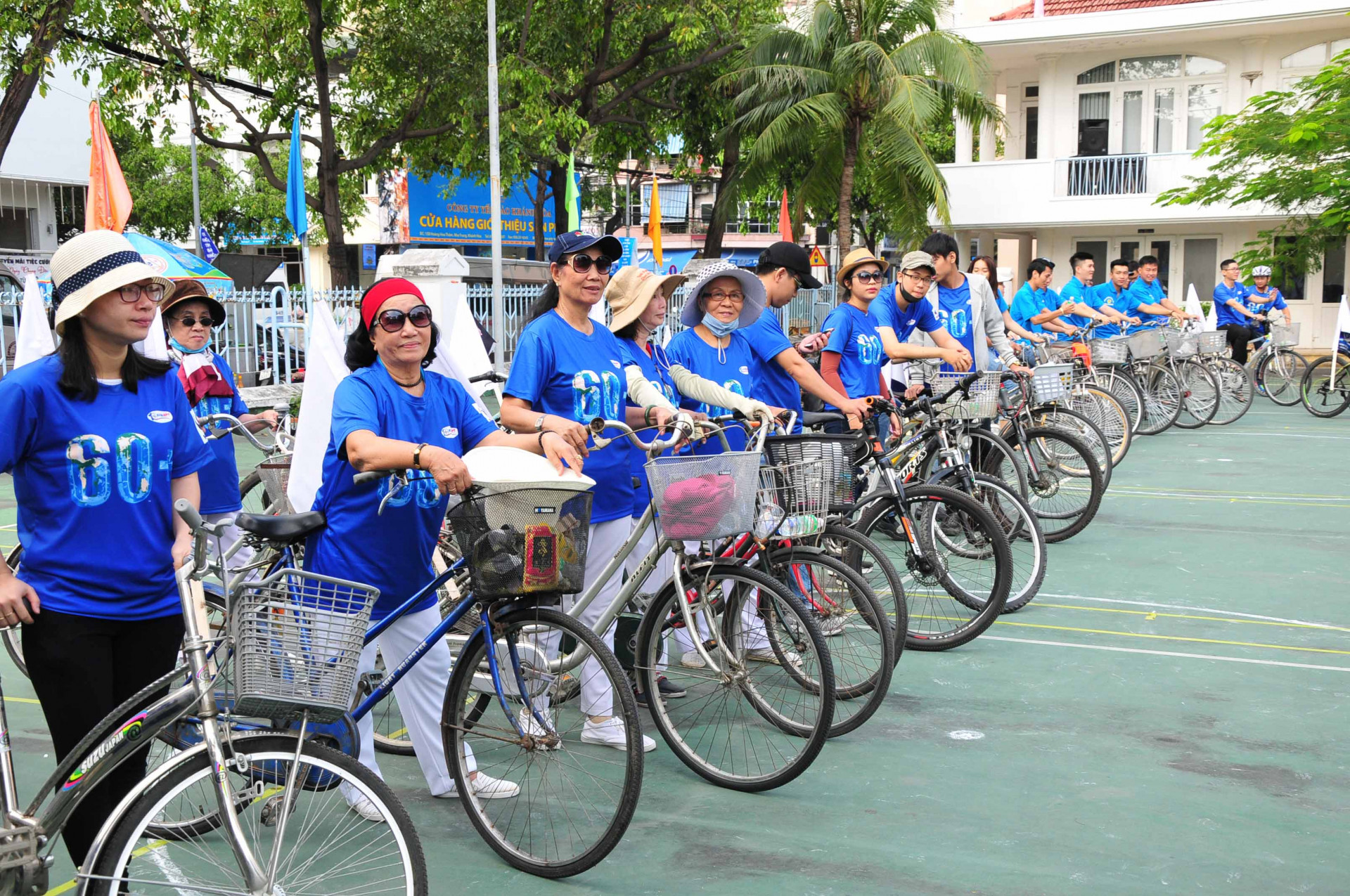 Các thành viên tham gia chương trình đạp xe tuyên truyền về Giờ Trái đất