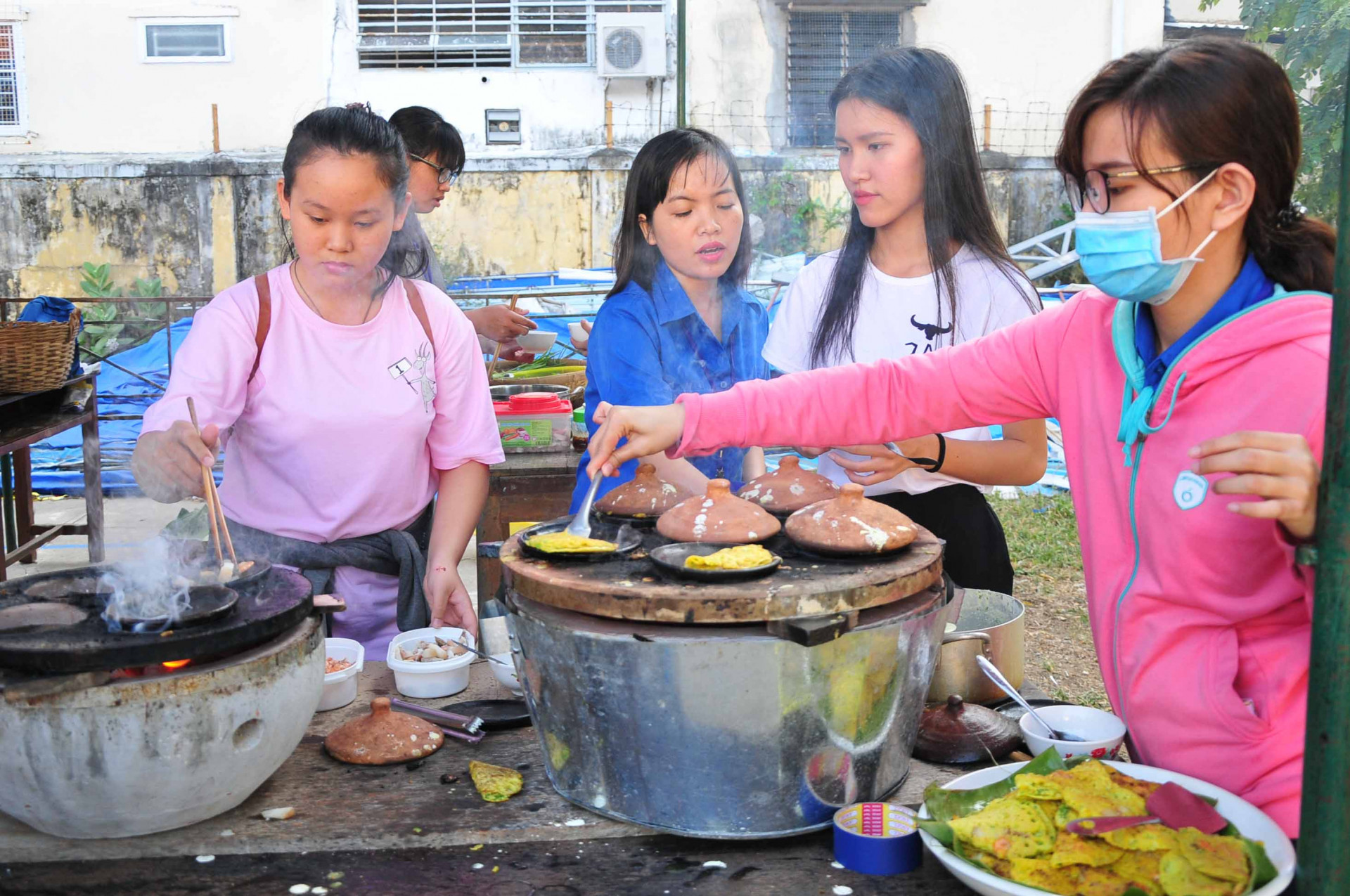 Các học sinh trổ tài làm bánh xèo