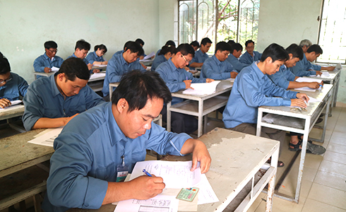 Thí sinh dự thi phần lý thuyết.