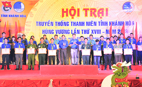 Lãnh đạo Tỉnh ủy, Tỉnh đoàn tuyên dương 23 thanh niên tiêu biểu toàn tỉnh tại hội trại.