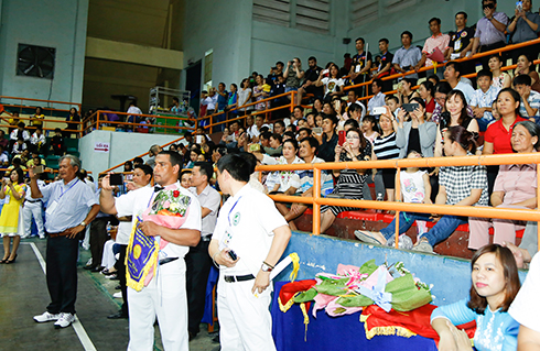 Many spectators come and cheer the athletes