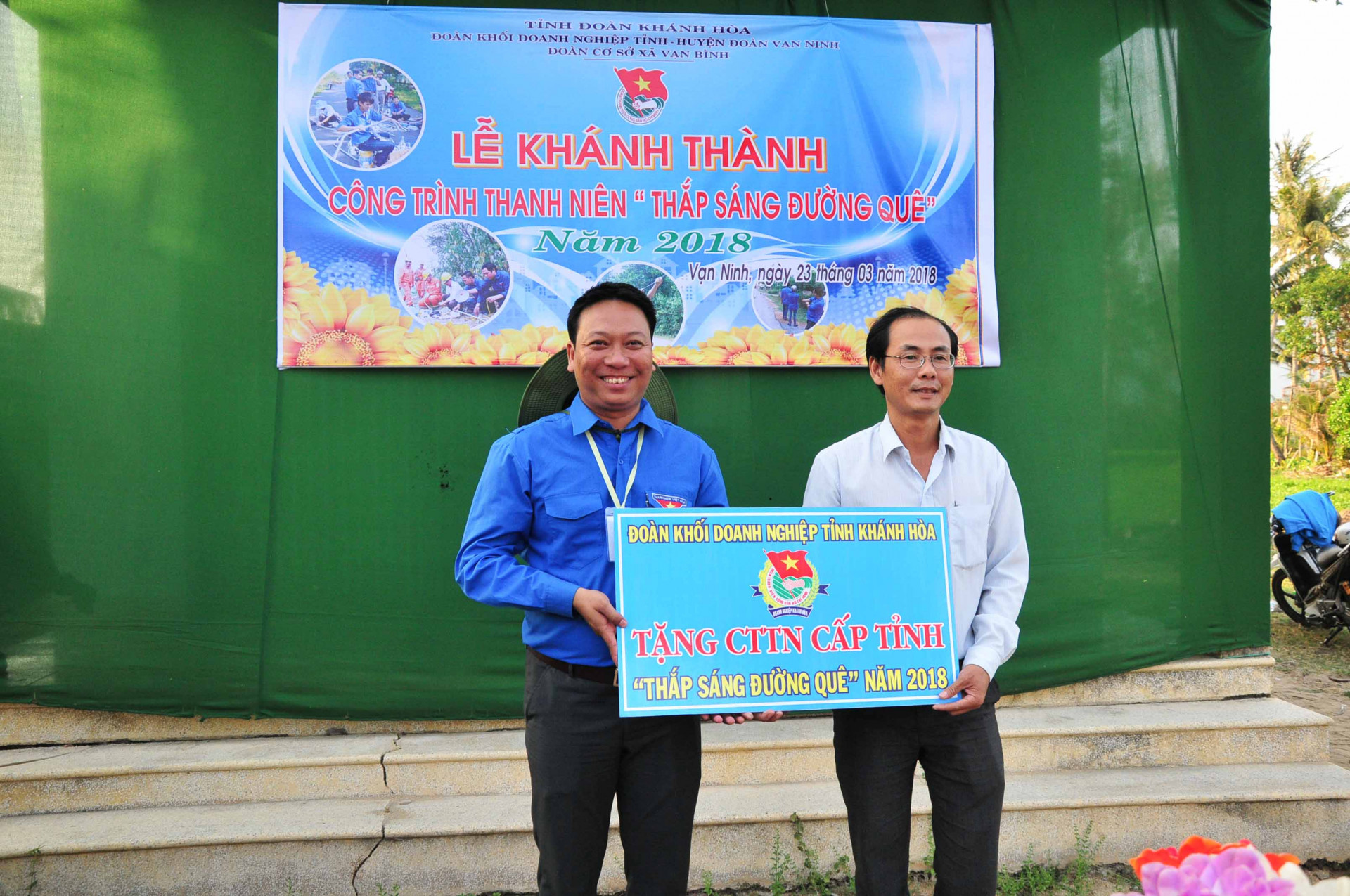 Within framework of camp, plaques of provincial-level construction “Lightning rural roads” are presented to three communes in Van Ninh District by Khanh Hoa Provincial Youth Union, Youth Unions of businesses and organizations.