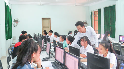 Thầy Lê Hoàn Chân trong một tiết dạy học.