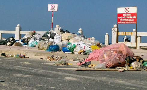 Rác ngập lối đi