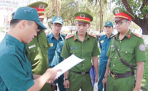 Lực lượng tự vệ Công ty TNHH Khách sạn Nha Trang Lodge cùng lực lượng công an tuần tra, trao đổi thông tin.