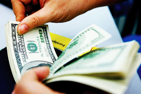 Giá USD tăng tiếp dù tỷ giá trung tâm giảm