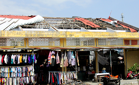 Mong lợp lại mái chợ Hòn Rớ