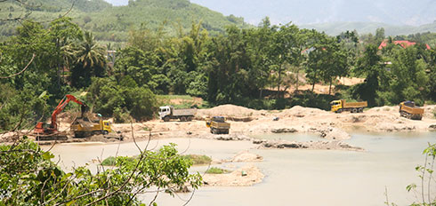 Khai thác cát trái phép trên sông Cái Nha Trang, đoạn qua huyện Diên Khánh.