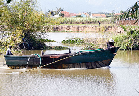 - Khai thác cát trái phép trên sông Cái Ninh Hòa, đoạn qua xã Ninh Xuân (ảnh chụp ngày 14-3).