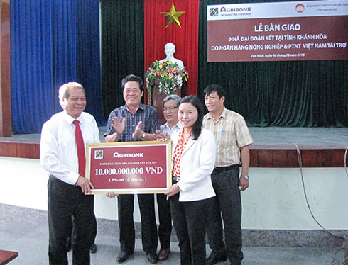  Đồng chí Lê Thanh Quang chứng kiến bàn giao kinh phí xây dựng nhà đại đoàn kết của Agribank cho người dân huyện Vạn Ninh và thị xã Ninh Hòa.