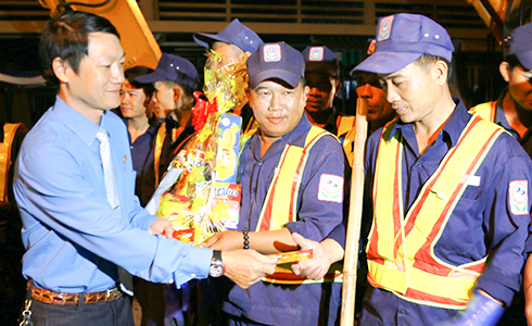 Đại diện Công đoàn thành phố thăm hỏi, động viên công nhân Công ty Cổ phần Môi trường đô thị Nha Trang làm việc ca đêm. 