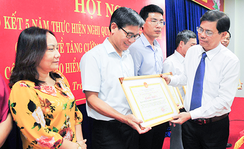 Ông Nguyễn Tấn Tuân trao bằng khen của UBND tỉnh cho các tập thể, cá nhân.