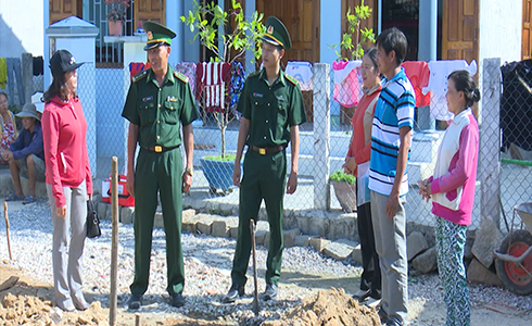 Cán bộ biên phòng và phụ nữ đến động viên hộ dân bị sập nhà ở xã Ninh Lộc.