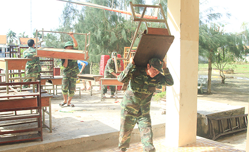 Cán bộ, chiến sĩ Đồn Biên phòng Vạn Hưng giúp Trường Tiểu học Vạn Hưng 3 khắc phục hậu quả cơn bão số 12 năm 2017.