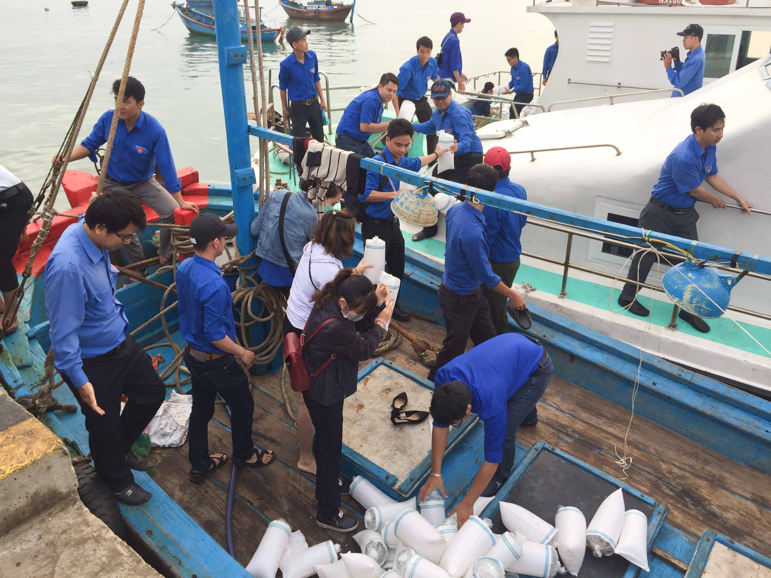 Vận chuyển con giống lên tàu