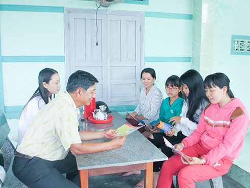 Tuyên truyền giảm sinh cho người dân xã Vạn Khánh.