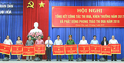 Ông Nguyễn Tấn Tuân trao cờ thi đua của UBND tỉnh cho các tập thể xuất sắc.