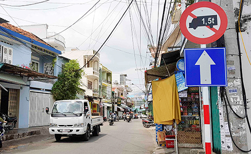 Hàng loạt phương tiện đi vào đường một chiều.