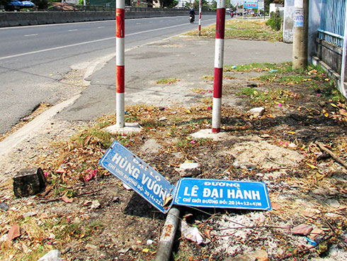 Cần dựng lại biển báo tên đường