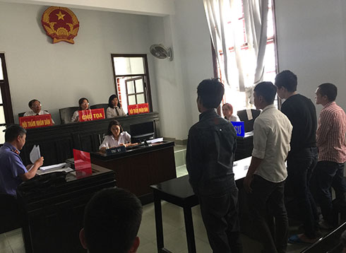 Rủ nhau đi chém người vì cho là... "nhìn đểu"