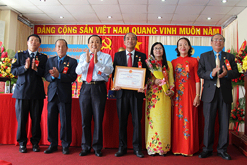 Ông Lê Hữu Hoàng - Chủ tịch Hội đồng thành viên Công ty Yến sào Khánh Hòa (thứ 3 từ trái sang) tặng Giấ khen cho Ban chấp hành Công đoàn Công ty nhiệm kỳ 2012-2017 