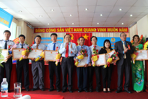 Khen thưởng cho các tập thể đạt thành tích xuất sắc trong hoạt động công đoàn