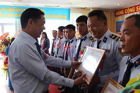 Ông Nguyễn Anh Hùng - Tổng Giám đốc Công ty TNHH Nhà nước Một thành viên Yến sào Khánh Hòa khen thưởng cho các tập thể