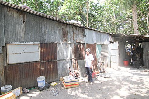 Căn nhà của gia đình ông Ngô Văn Chính hư hỏng nặng nhưng không thể xây mới. 