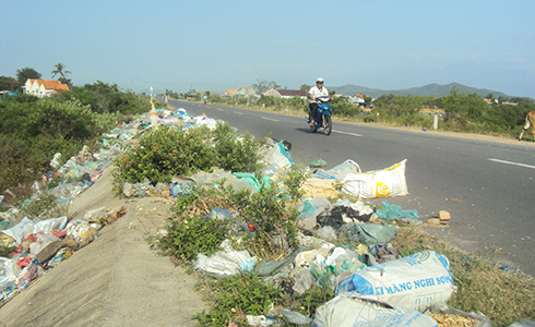 Bãi rác ven đường
