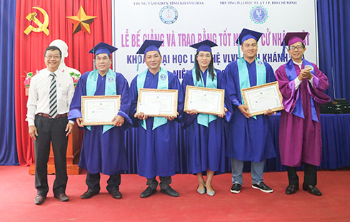 Trao bằng tốt nghiệp cử nhân luật cho 44 học viên