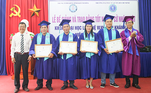 Trao bằng tốt nghiệp cử nhân luật cho 44 học viên