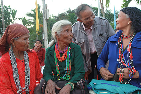 Những người già gặp nhau trong lễ ăn mừng đầu lúa mới.