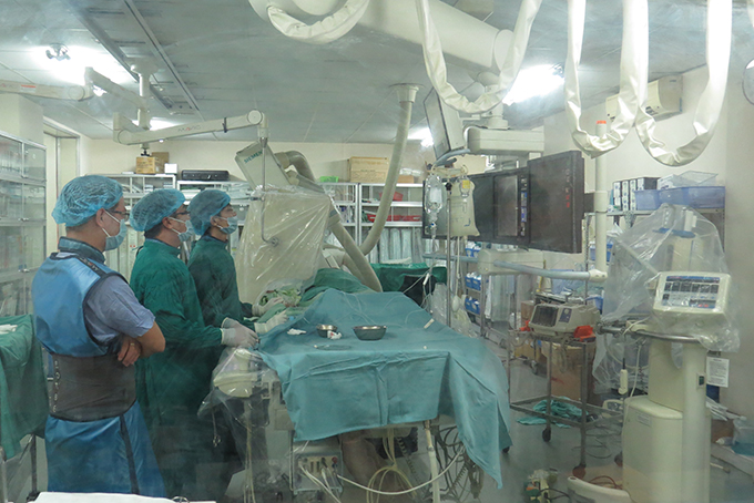 Ê-kíp bác sĩ của Bệnh viện Đa khoa tỉnh Khánh Hòa thực hiện can thiệp tim mạch cho bệnh nhân