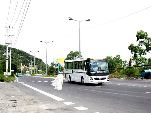 Cáp viễn thông chắn lối ra vào khu vực đậu xe