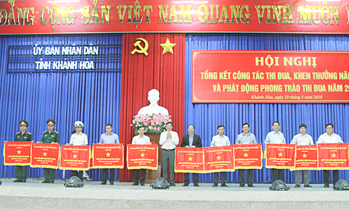 Ông Lê Đức Vinh trao cờ thi đua của UBND tỉnh cho các tập thể xuất sắc trong năm 2017.