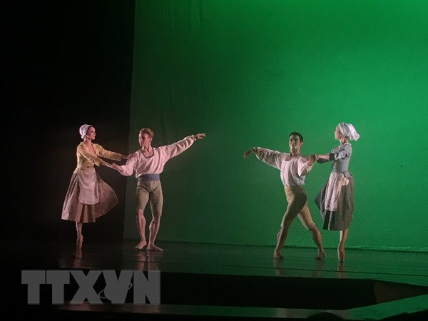 Tái diễn vũ kịch nổi tiếng ''Cô bé lọ lem'' ở Việt Nam