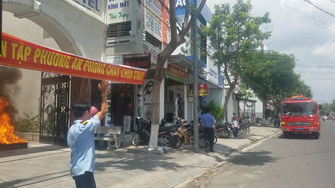 Ngay khi nhận được tin, Cảnh sát chữa cháy đã điều động xe chữa cháy cùng các chiến sĩ đến hiện trường