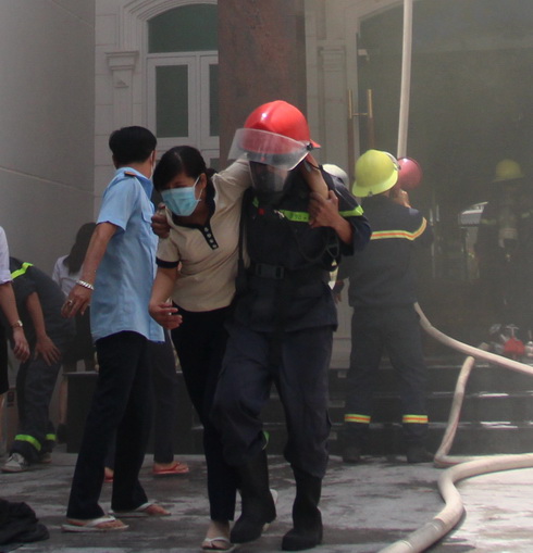 Cùng với việc dập lửa, chiến sĩ chữa cháy còn tìm người bị nạn đưa ra khu vực an toàn