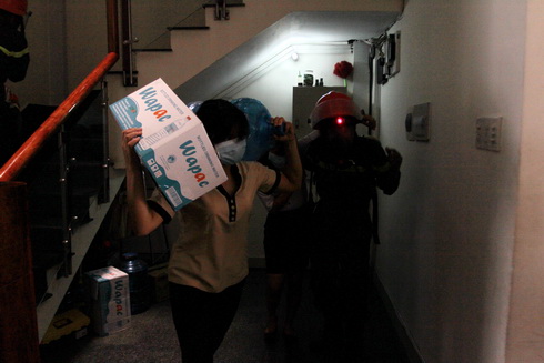 Nhân viên khách sạn di chuyển tài sản đến nơi an toàn 