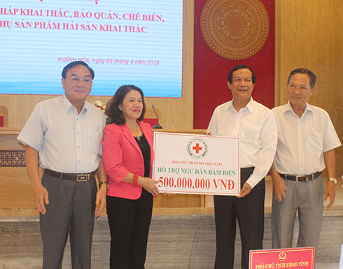 Lãnh đạo Hội Chử thập đỏ Việt Nam (thứ 2 từ trái sang) trao tiền hỗ trợ cho cộng đồng ngư dân bám biển