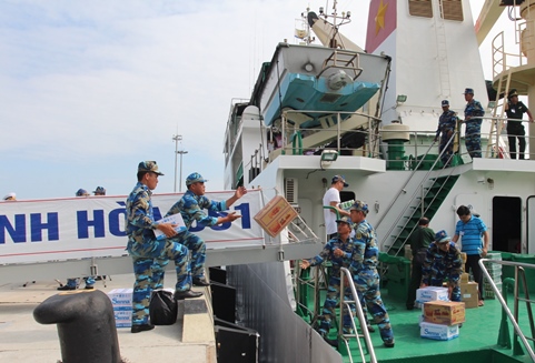 Chuyển quà lên tàu để tặng quân và dân trên đảo.