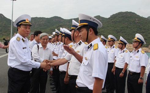 Chuẩn Đô đốc  Phạm Xuân Điệp và ông Lê Xuân Thân bắt tay tạm biệt các cán bộ, chiến sĩ trước lúc lên tàu.