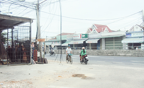 Dây cáp thòng xuống đường