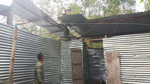Các cán bộ, chiến sĩ Lữ đoàn Công binh 293 dựng lại nhà cho người dân xã Suối Cát sau cơn bão số 12.