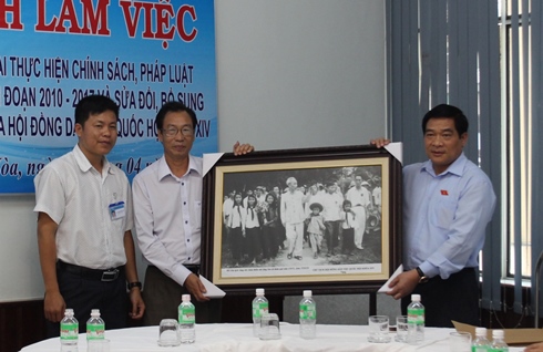 Tại buổi làm việc, ông Hà Ngọc Chiến tặng nhà trường bức ảnh Bác Hồ về thăm quê Làng Sen năm 1957.