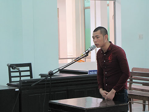 Tưởng mẹ bị đánh, cháu vác rựa chém cậu